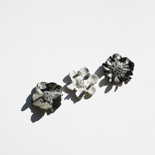 Stoneware set of three flowers for the wall (GOLD)