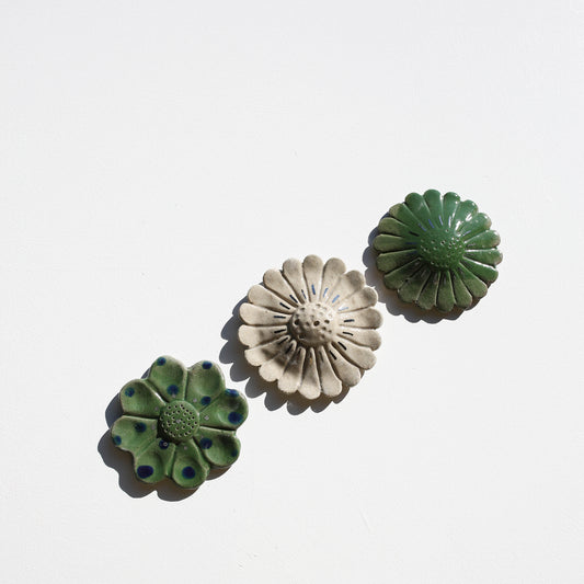 Stoneware set of three flowers for the wall (PLATINUM)