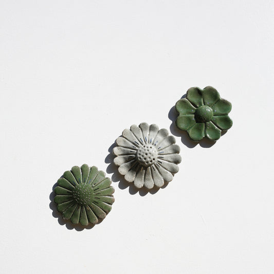 Stoneware set of three flowers for the wall (PLATINUM)