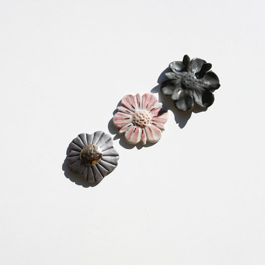 Stoneware set of three flowers for the wall (GOLD)