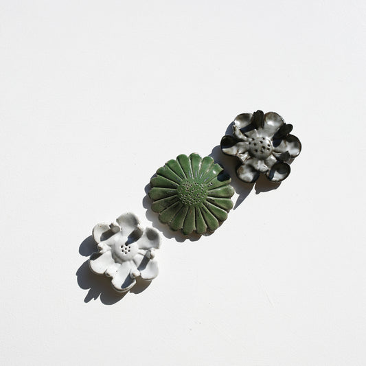 Stoneware set of three flowers for the wall (PLATINUM)