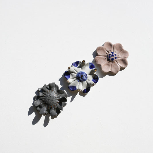 Stoneware set of three flowers for the wall (PLATINUM)