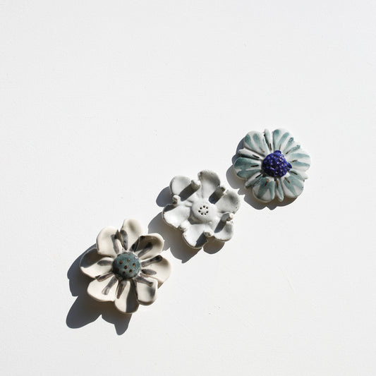 Stoneware set of three flowers for the wall (GOLD)
