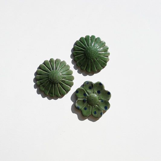 Stoneware set of three flowers for the wall (PLATINUM)