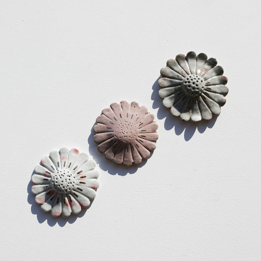 Stoneware set of three flowers for the wall (GOLD)