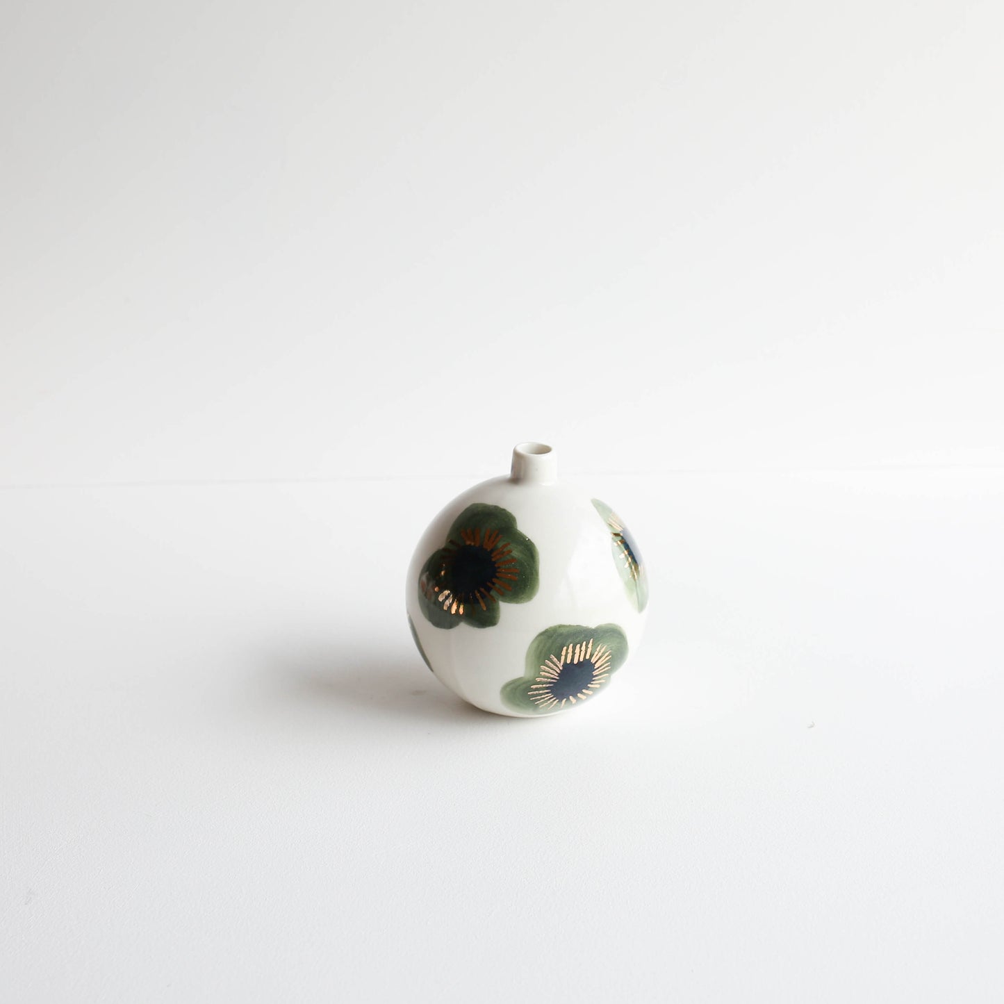 Orb vase | Stoneware vase GOLD