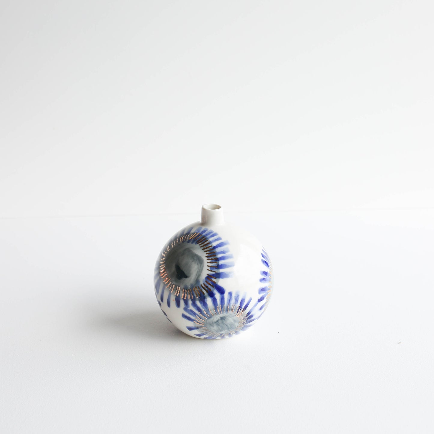 Orb vase | Stoneware vase GOLD