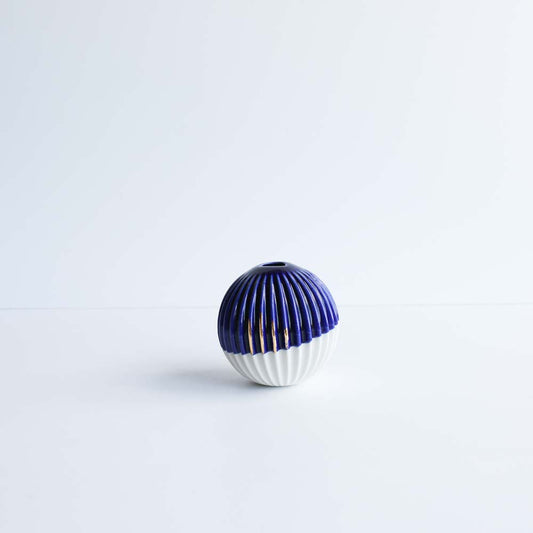 Urchin vase | Stoneware vase GOLD
