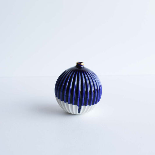 Urchin vase | Stoneware vase GOLD