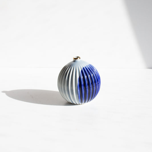 Urchin vase | Stoneware vase GOLD