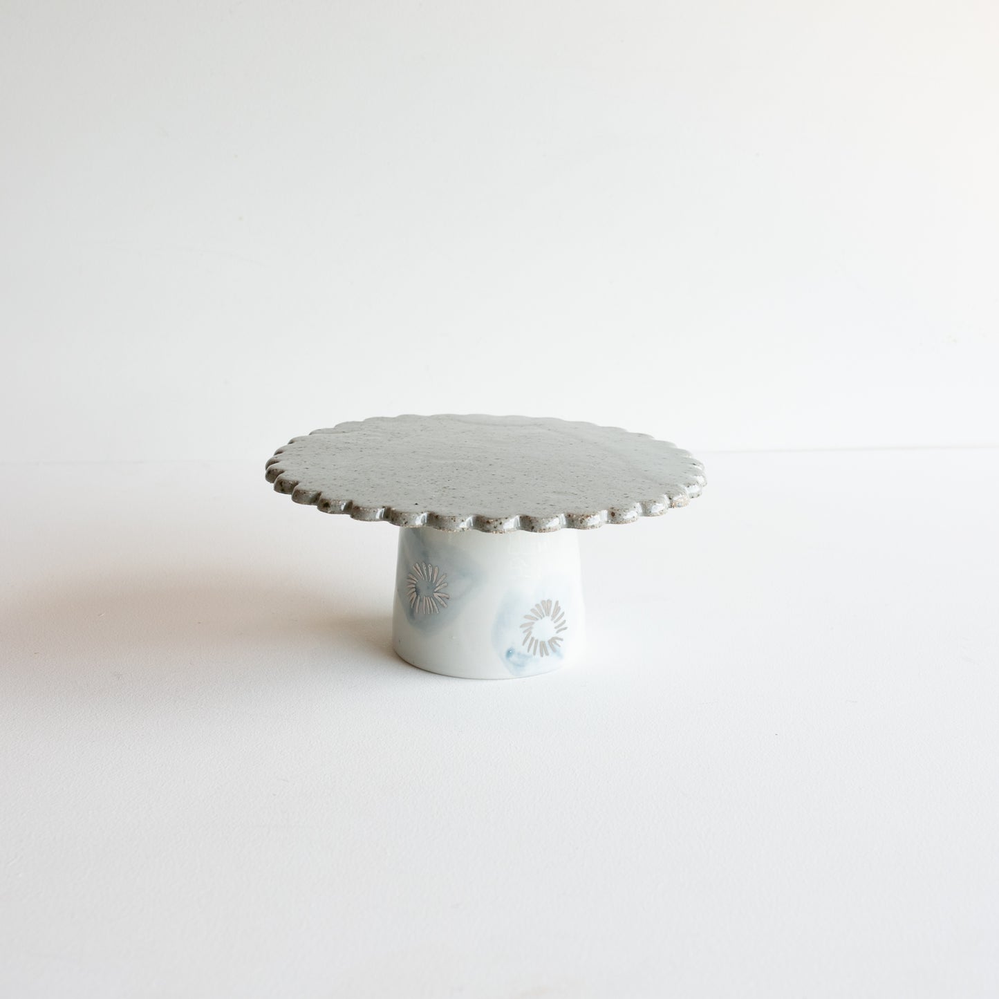 Alexis platinum detail cake stand Small