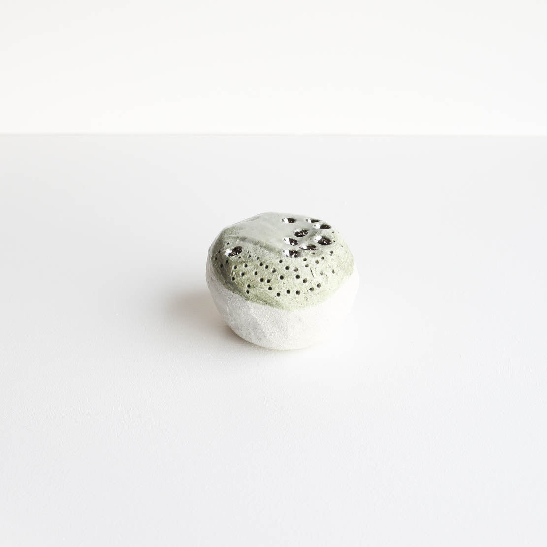 Alexis | Stoneware rock vase PLATINUM