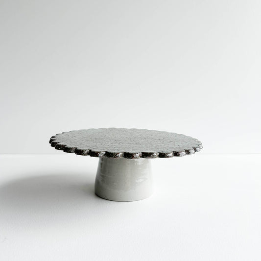 Petal edge cake stand