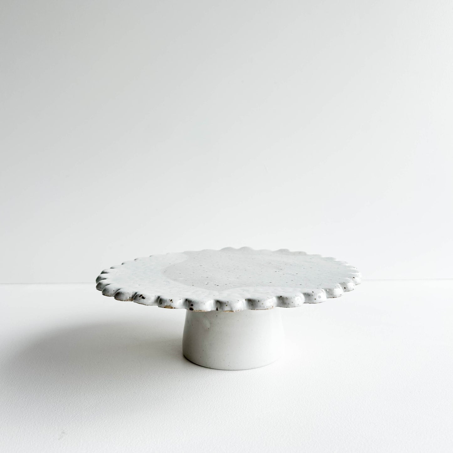 Petal edge cake stand