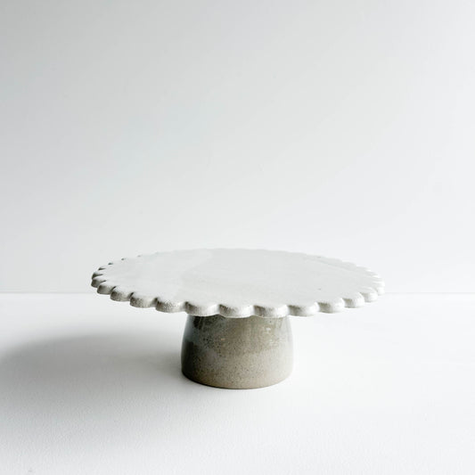 Petal edge cake stand