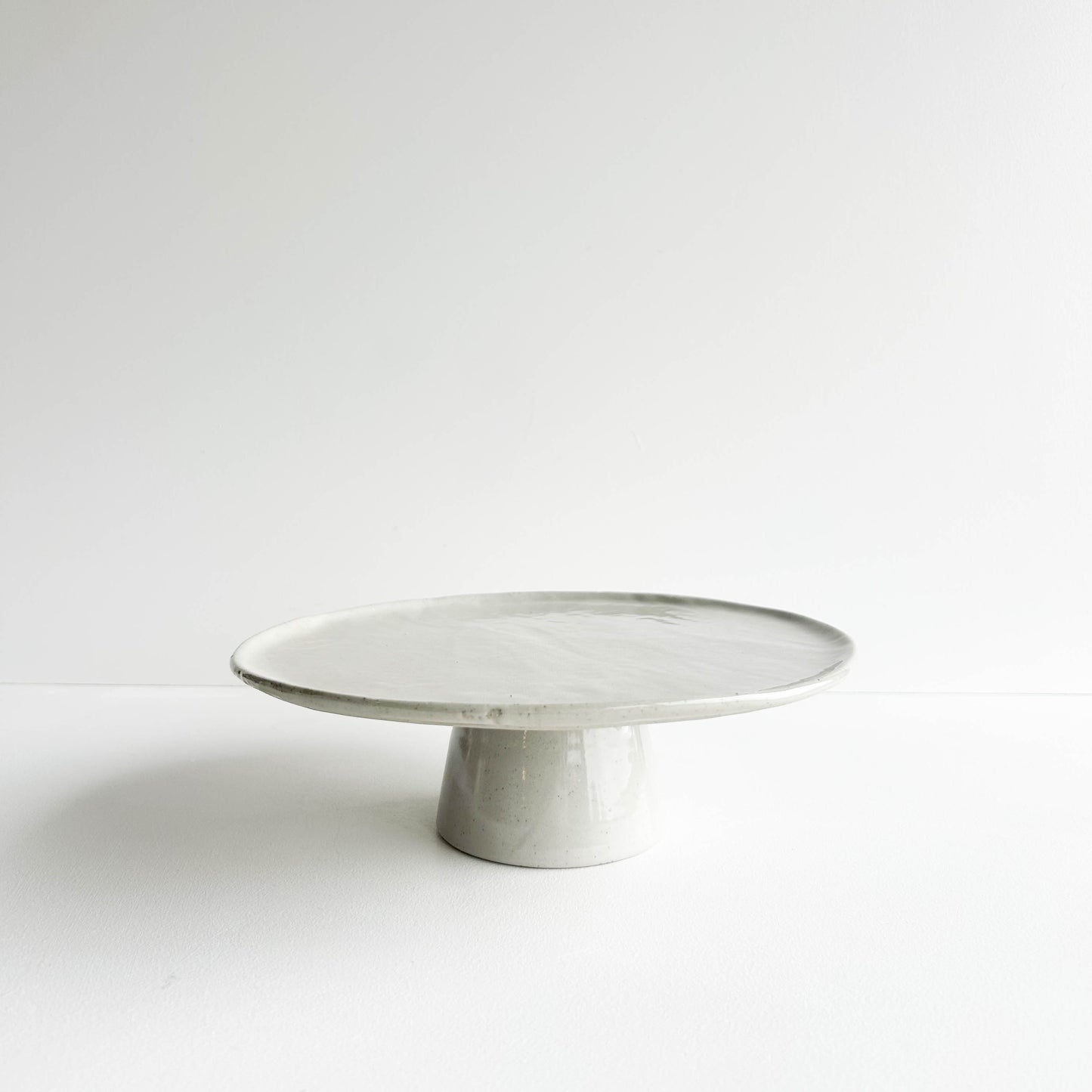 Petal edge cake stand