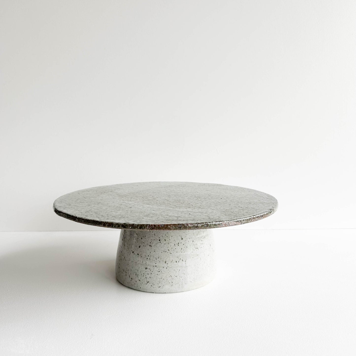 Petal edge cake stand