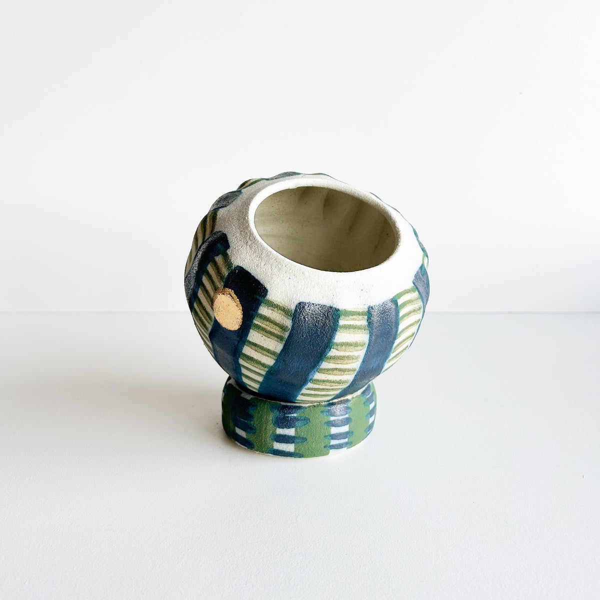 Tilt planter