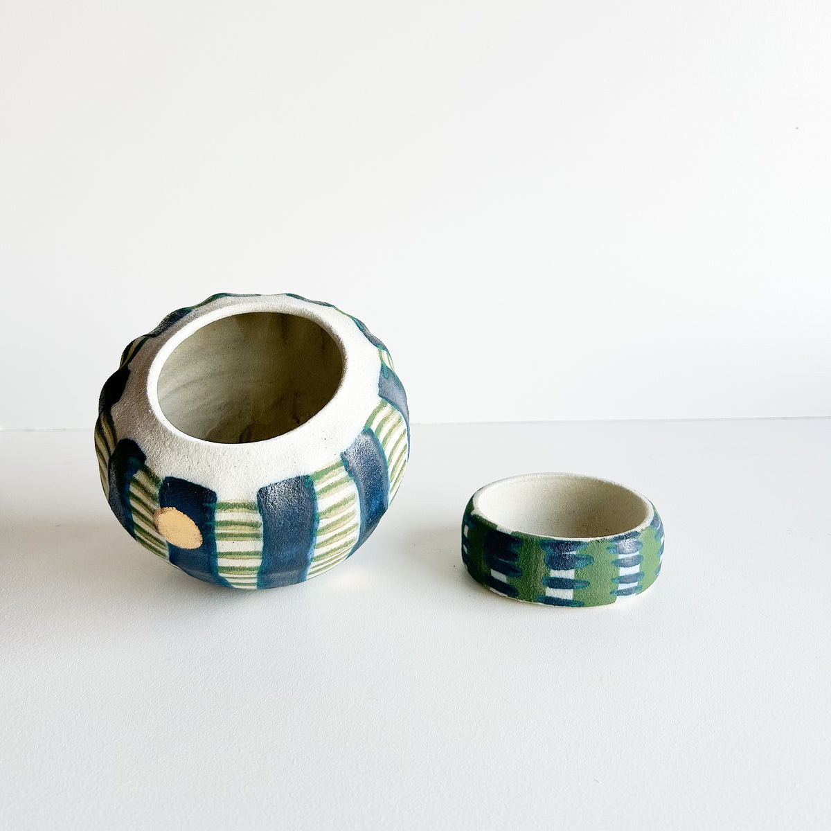 Tilt planter