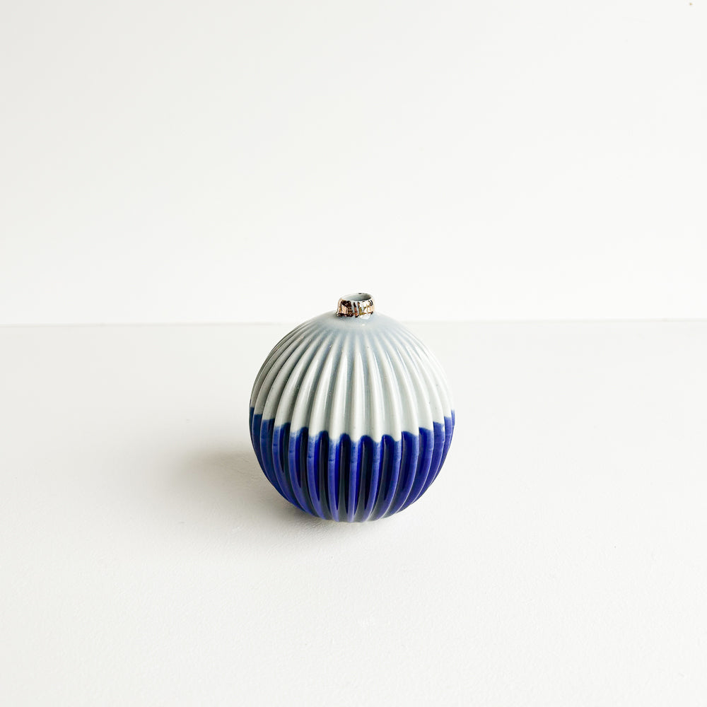 Urchin vase | Stoneware vase GOLD