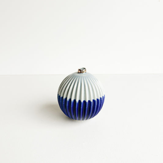 Urchin vase | Stoneware vase GOLD